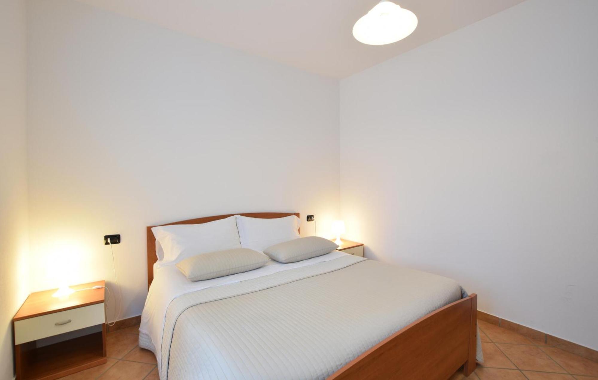 1 Bedroom Beautiful Apartment In دومازو المظهر الخارجي الصورة